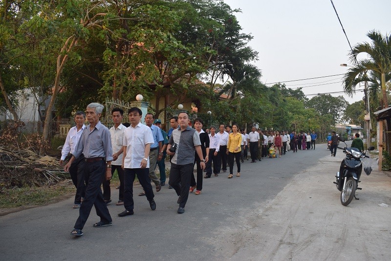 Bắt xe đò vượt 150 km đến viếng bác Khải - ảnh 1