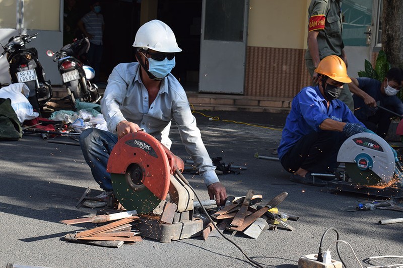 Công an Tân Bình tiêu huỷ hàng loạt mã tấu, kiếm Nhật - ảnh 5