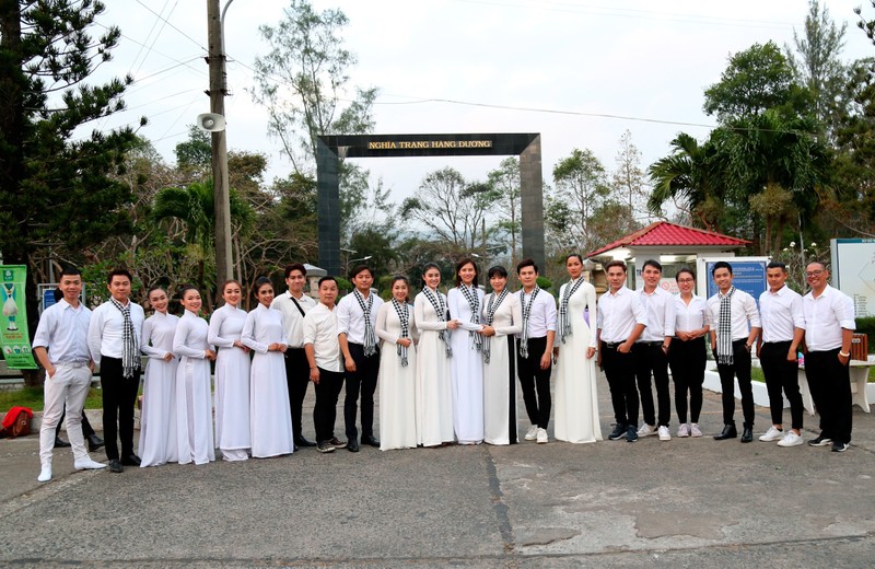 H’Hen Niê rưng rưng nghe chuyện về các chiến sĩ tại Côn Đảo - ảnh 3