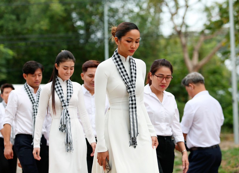 H’Hen Niê rưng rưng nghe chuyện về các chiến sĩ tại Côn Đảo - ảnh 6