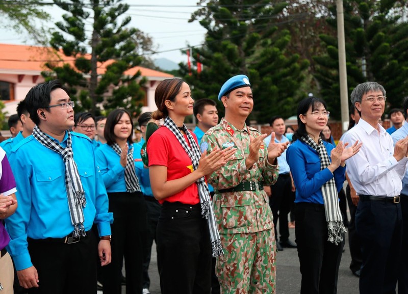 H’Hen Niê rưng rưng nghe chuyện về các chiến sĩ tại Côn Đảo - ảnh 14