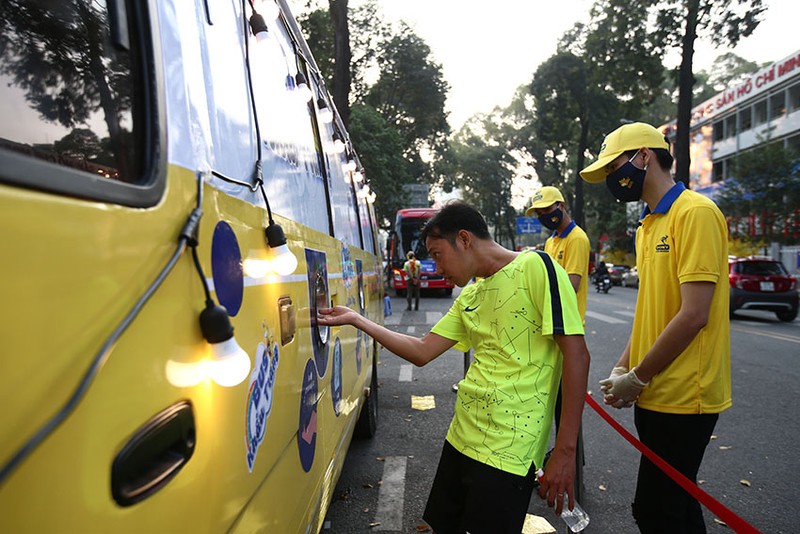 ‘Xe bus khẩu trang’ phát 100.000 chiếc miễn phí tại TP.HCM - ảnh 3