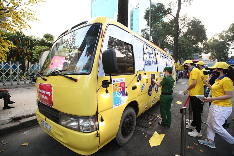 ‘Xe bus khẩu trang’ phát 100.000 chiếc miễn phí tại TP.HCM - ảnh 6