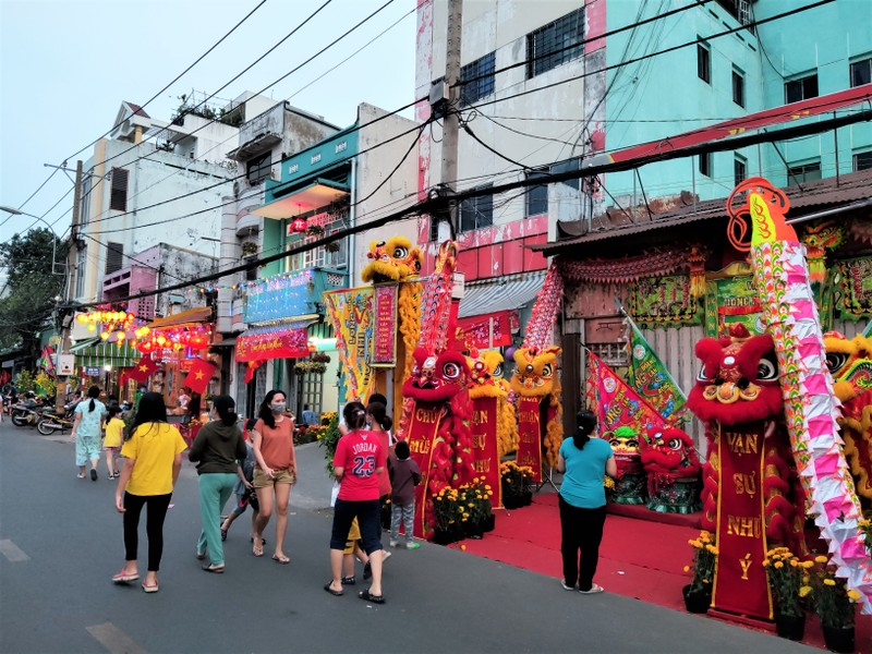 Dân Sài Gòn đeo khẩu trang đi chợ hoa trên bến dưới thuyền - ảnh 1