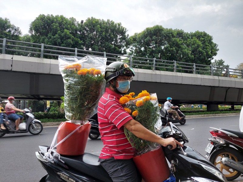 Ngày 30 Tết: Tấp nập mua bán, cây kiểng 'cháy hàng' - ảnh 5