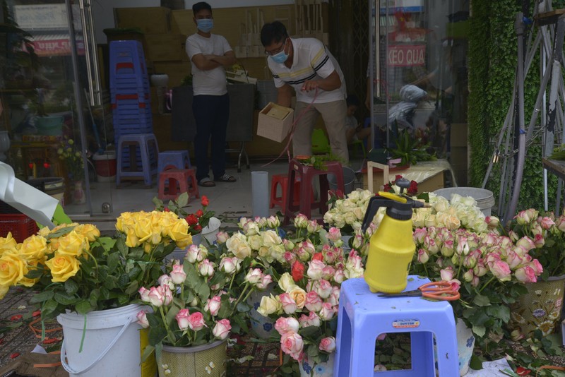  Ngày lễ tình nhân: Hiếm cửa hàng hoa mở cửa, thưa người mua  - ảnh 3