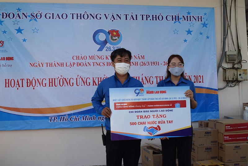 Phát khẩu trang và nước rửa tay miễn phí cho người đi xe buýt - ảnh 10