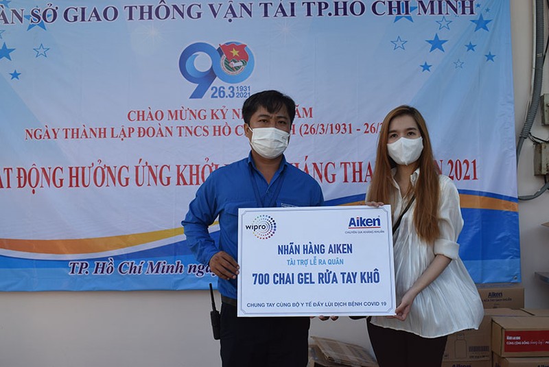 Phát khẩu trang và nước rửa tay miễn phí cho người đi xe buýt - ảnh 1