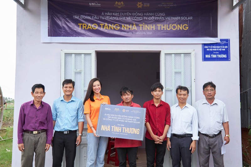 Á hậu Kim Duyên chạy xe máy, trao nhà tình thương - ảnh 2