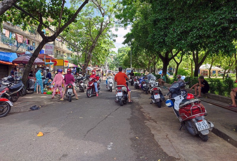 Giải tán chợ tự phát: Miếng cơm quan trọng nhưng tính mạng quan trọng hơn! - ảnh 2