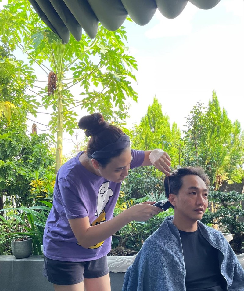 Đàm Thu Trang, Đông Nhi và sao Việt trổ tài cắt tóc cho chồng mùa dịch - ảnh 3
