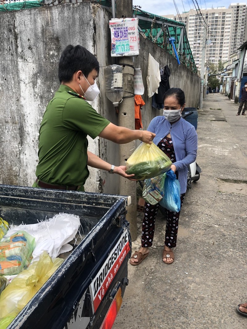 Ấm áp nghĩa tình công an thành phố Thủ Đức mùa dịch - ảnh 9