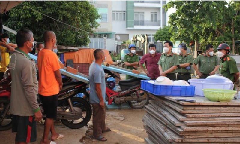 Công an TP.HCM đến tận hẻm sâu, khu trọ giúp dân trong mùa dịch  - ảnh 3