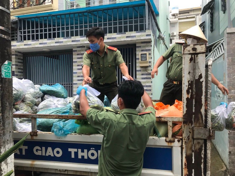 Công an TP.HCM đến tận hẻm sâu, khu trọ giúp dân trong mùa dịch  - ảnh 2