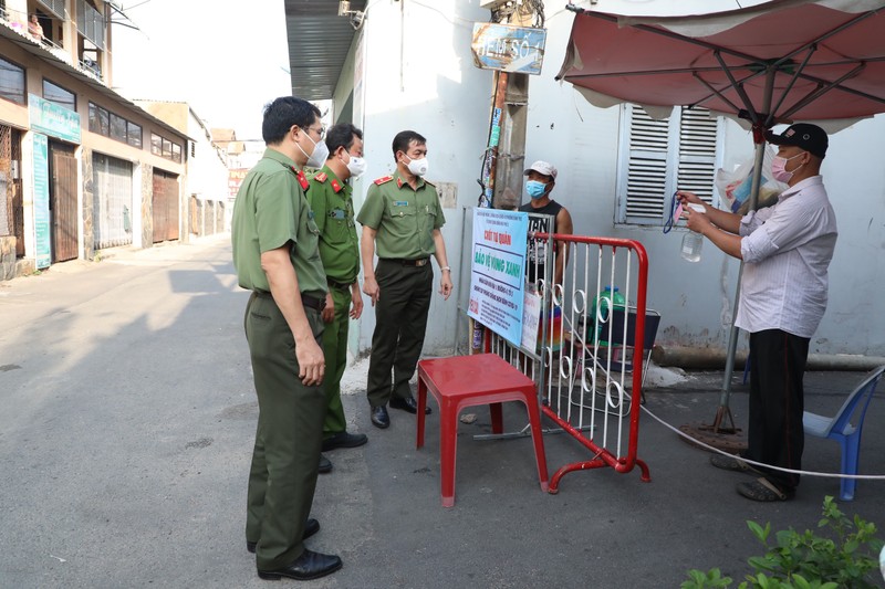 Công an TP.HCM đến tận hẻm sâu, khu trọ giúp dân trong mùa dịch  - ảnh 1