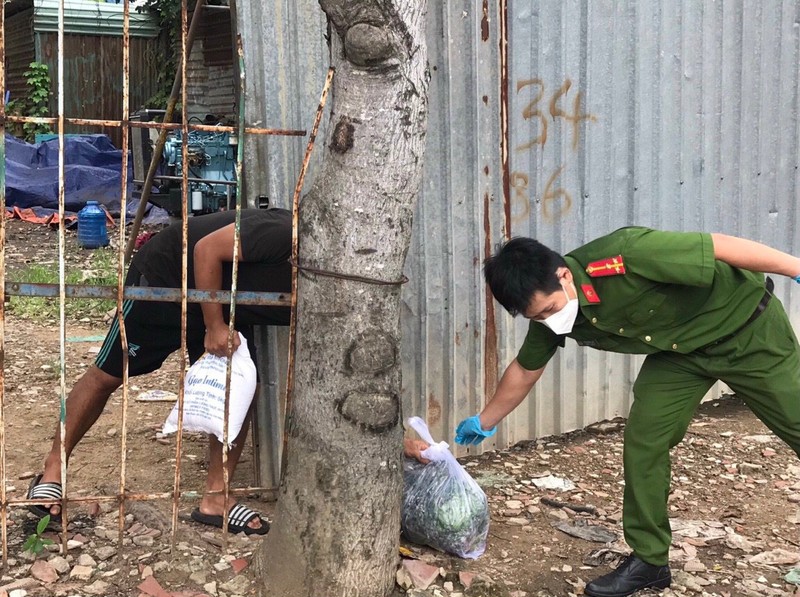 Công an TP.HCM đến tận hẻm sâu, khu trọ giúp dân trong mùa dịch  - ảnh 8