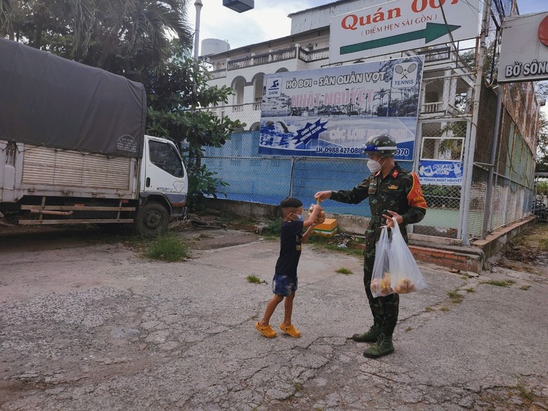 ‘Xóm trọ khách sạn’ vui mừng khi được chú bộ đội tặng trứng gà - ảnh 4