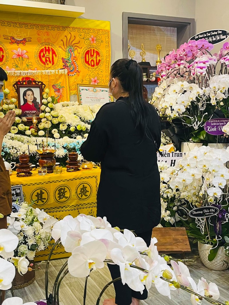 Vì sao lễ tang ca sĩ Phi Nhung ở Mỹ không nhận vòng hoa? - ảnh 2