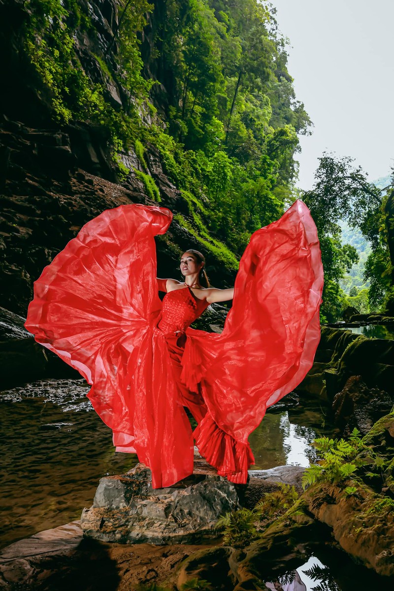 ‘Lạc lối’ ở Hang Tiên Quảng Bình cùng Á hậu Vũ Hoàng My - ảnh 1