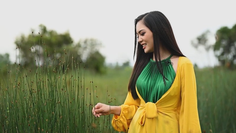 Mỹ nhân Việt giới thiệu ống hút cỏ của Việt Nam tại Miss Earth 2021 - ảnh 1