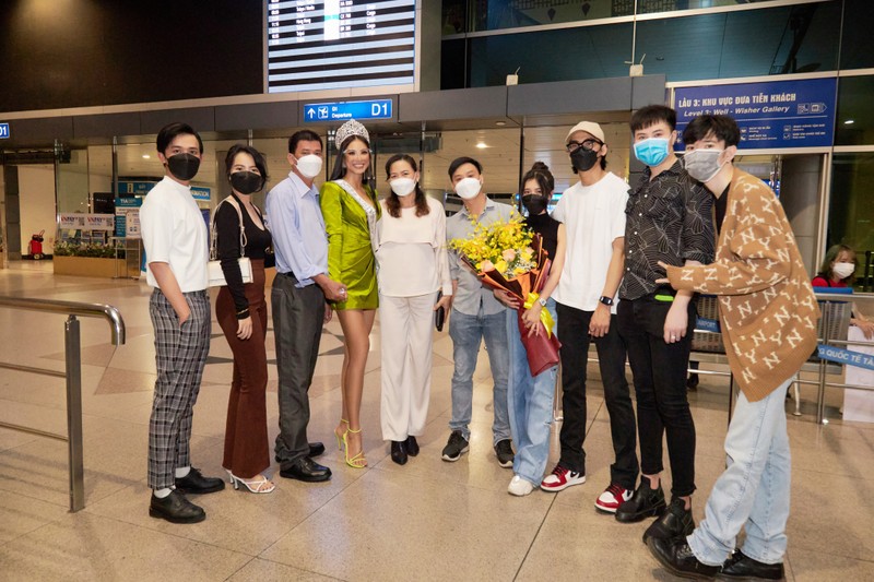 ‘Biệt đội’ ra sân bay Tân Sơn Nhất tiễn Kim Duyên đi thi Miss Universe 2021 - ảnh 1