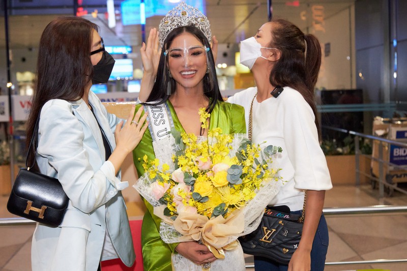 ‘Biệt đội’ ra sân bay Tân Sơn Nhất tiễn Kim Duyên đi thi Miss Universe 2021 - ảnh 9