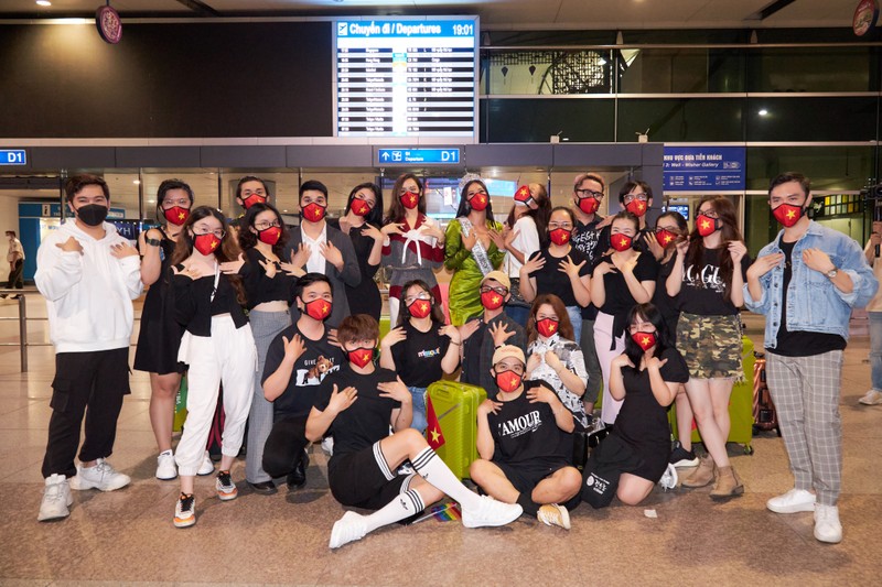 ‘Biệt đội’ ra sân bay Tân Sơn Nhất tiễn Kim Duyên đi thi Miss Universe 2021 - ảnh 5
