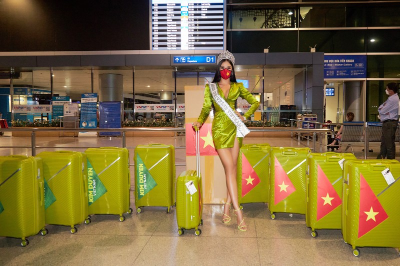 ‘Biệt đội’ ra sân bay Tân Sơn Nhất tiễn Kim Duyên đi thi Miss Universe 2021 - ảnh 2
