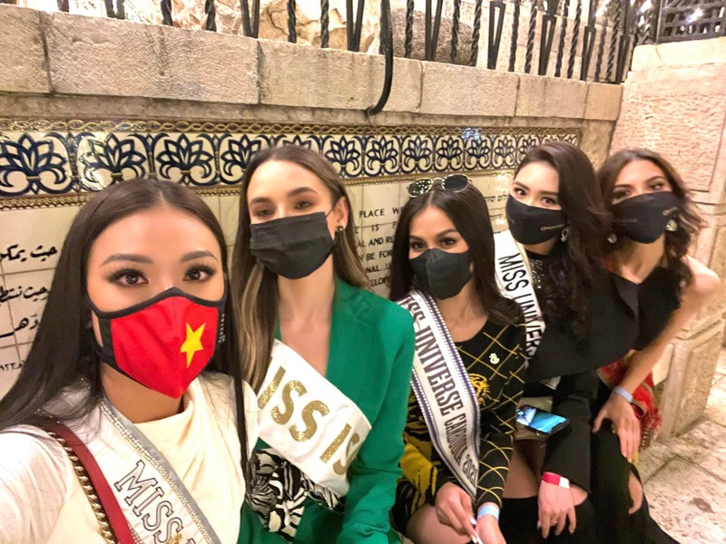 Miss Universe: Kim Duyên mặc áo dài trắng thăm 'Bức tường than khóc' tại Israel - ảnh 6