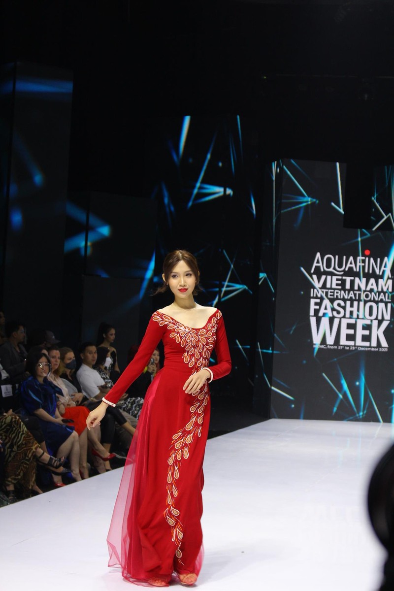 Dàn mỹ nhân Việt sải bước trong trang phục áo dài Minh Châu - ảnh 12