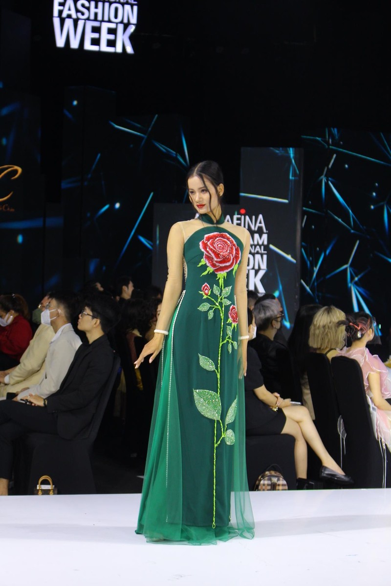 Dàn mỹ nhân Việt sải bước trong trang phục áo dài Minh Châu - ảnh 15