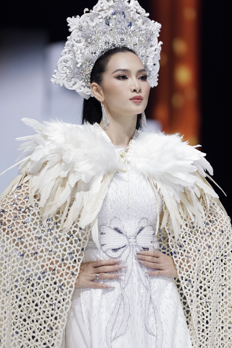 Dàn mỹ nhân Việt sải bước trong trang phục áo dài Minh Châu - ảnh 2