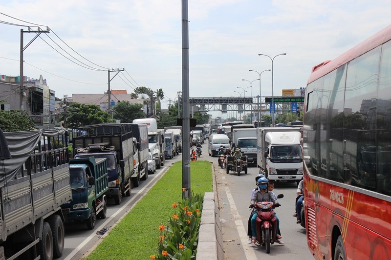 Tai nạn giữa 4 xe, hàng trăm phương tiện 'rồng rắn' QL1A - ảnh 3