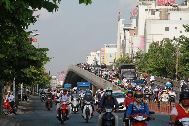 Phố Sài Gòn lại tất bật với xe cộ ngày làm việc đầu năm - ảnh 1