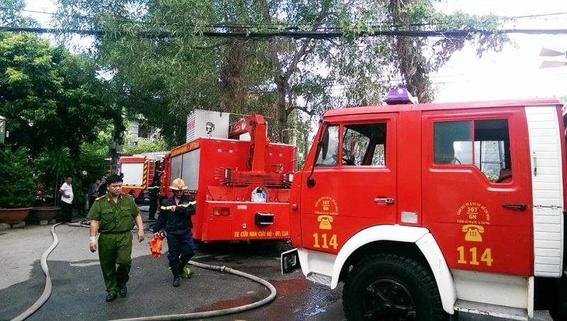 Kho chứa bia bốc cháy, nhiều người hoảng sợ - ảnh 2