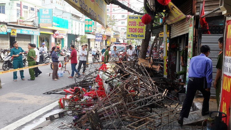 Công tác khám nghiệm hiện trường vẫn đang được triển khai.