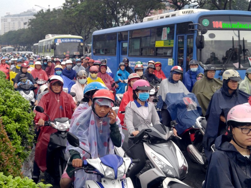 Mưa lớn đầu tuần, hàng ngàn phương tiện kẹt cứng - ảnh 1
