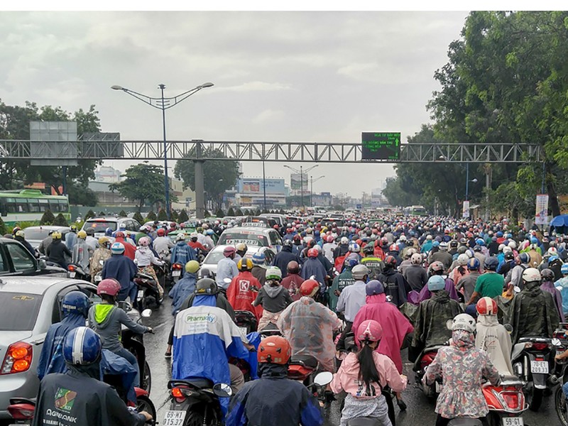 Mưa lớn đầu tuần, hàng ngàn phương tiện kẹt cứng - ảnh 5