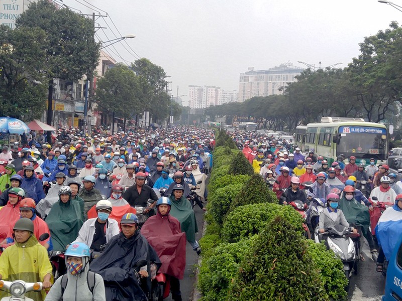 Mưa lớn đầu tuần, hàng ngàn phương tiện kẹt cứng - ảnh 3