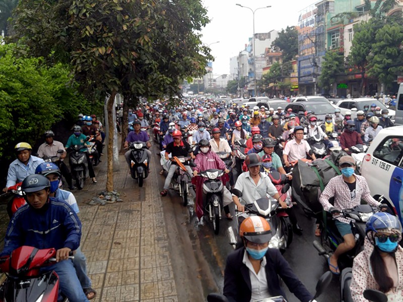 Mưa lớn đầu tuần, hàng ngàn phương tiện kẹt cứng - ảnh 6