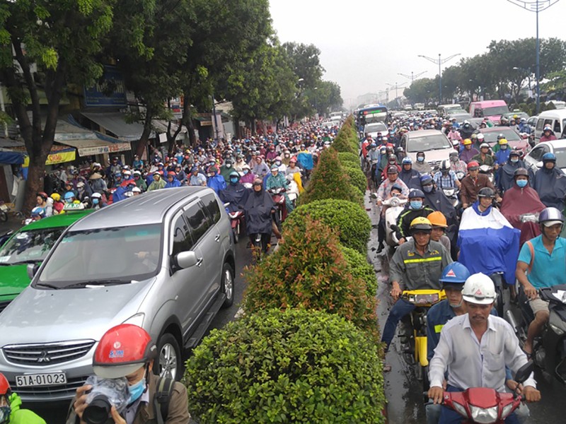Mưa lớn đầu tuần, hàng ngàn phương tiện kẹt cứng - ảnh 8