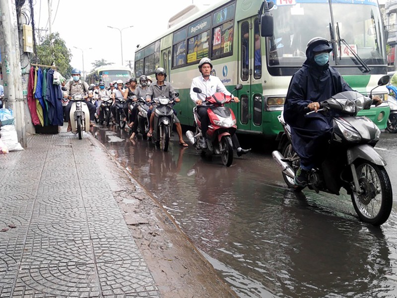 Mưa lớn đầu tuần, hàng ngàn phương tiện kẹt cứng - ảnh 4