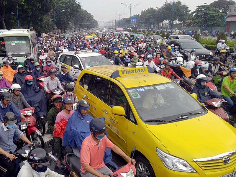 Mưa lớn đầu tuần, hàng ngàn phương tiện kẹt cứng - ảnh 2