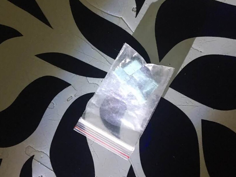 Nữ tiếp viên mặc sexy phục vụ ở quán bar - ảnh 3