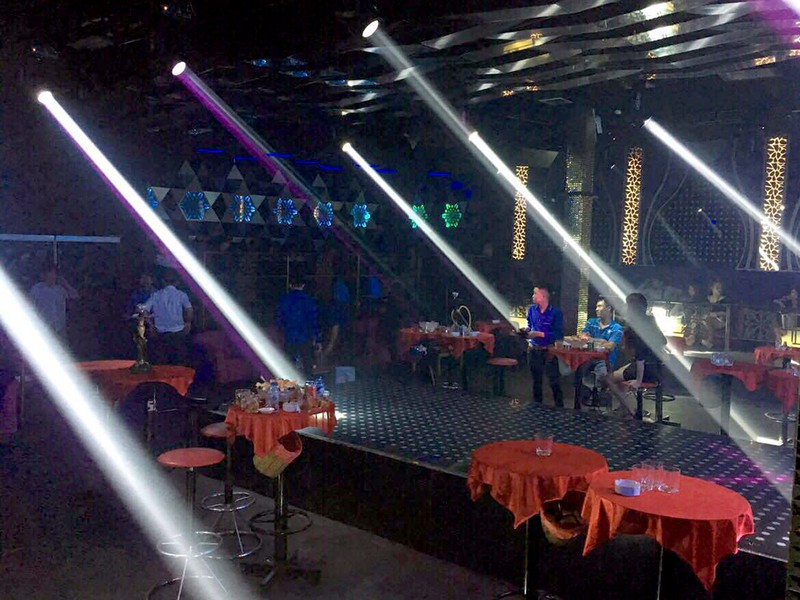 Nữ tiếp viên mặc sexy phục vụ ở quán bar - ảnh 1