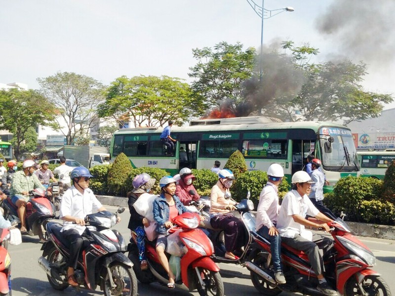 Lửa bốc ngùn ngụt trên nóc xe buýt Chợ Lớn - An Sương - ảnh 1