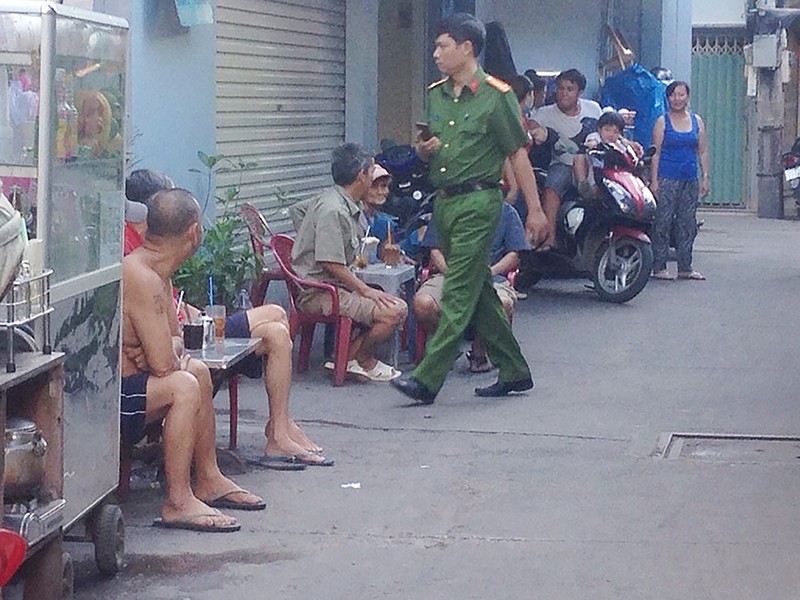 Thanh niên vào nhà người lạ... lấy nước mắm đổ lên đầu - ảnh 2