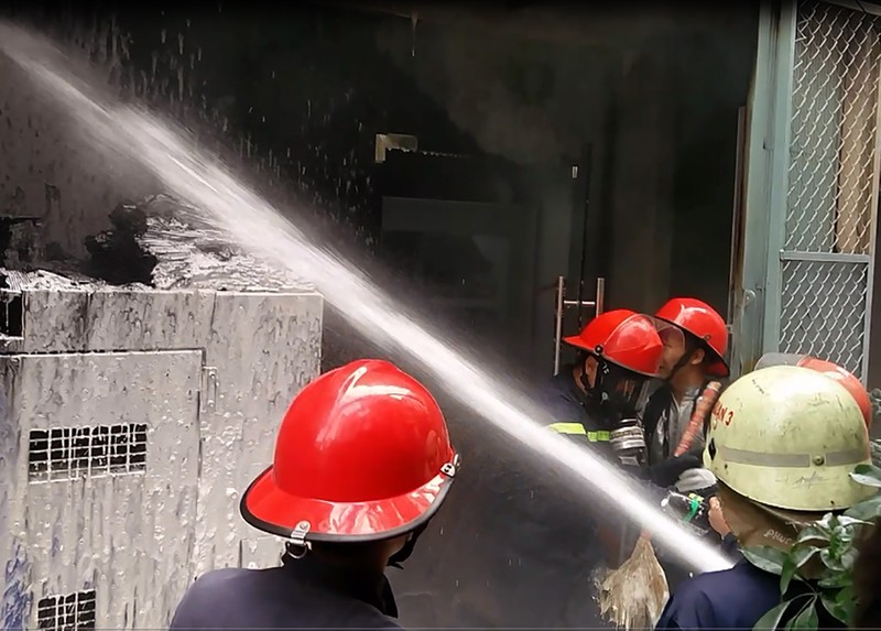Cháy máy phát điện, cả khu phố hoảng loạn - ảnh 2