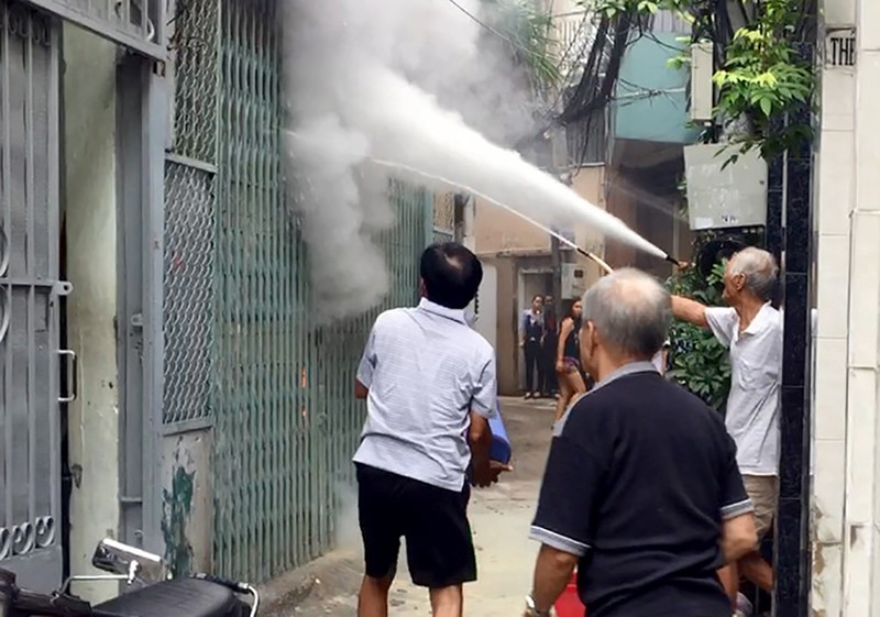Cháy máy phát điện, cả khu phố hoảng loạn - ảnh 1