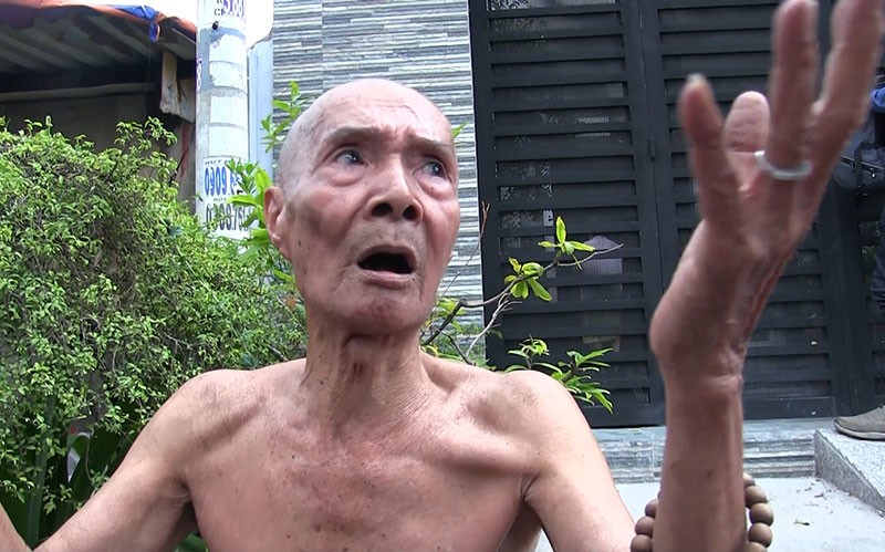 Cụ ông 69 tuổi dùng chăn dập lửa cứu căn nhà cháy - ảnh 2